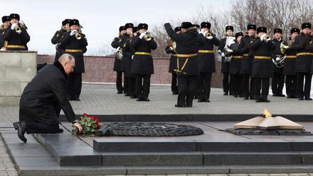 Putin - hier bei der Kranzniederlegung an einem Denkmal für gefallene Weltkriegssoldaten in Murmansk - sieht sich im Krieg gegen die Ukraine auf der Siegerstraße.