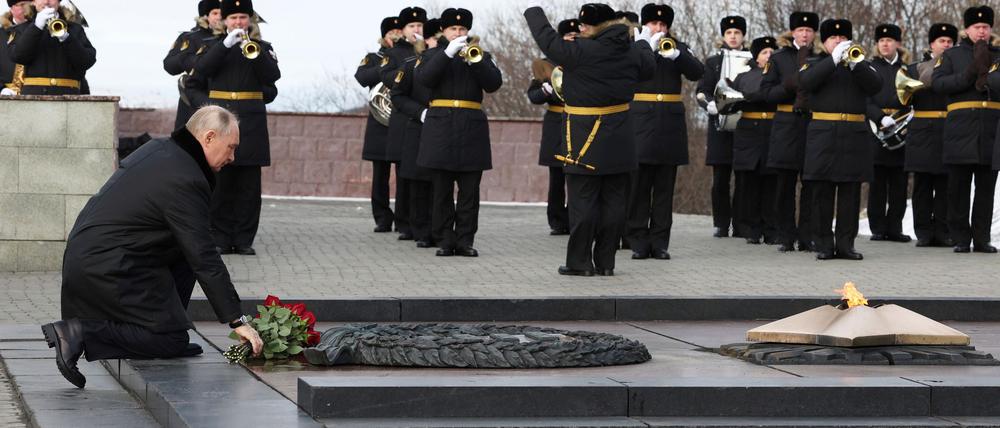 Putin - hier bei der Kranzniederlegung an einem Denkmal für gefallene Weltkriegssoldaten in Murmansk - sieht sich im Krieg gegen die Ukraine auf der Siegerstraße.