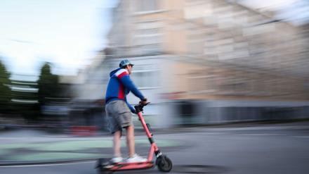 Rücksichtsloses Fahren ist einer Studie für den Großteil von E-Scooter-Unfällen verantwortlich. (Illustration)