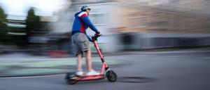 Rücksichtsloses Fahren ist einer Studie für den Großteil von E-Scooter-Unfällen verantwortlich. (Illustration)