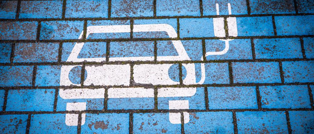 Dieser Parkplatz für ein Elektroauto, das seinen Akku auflädt, ist leer. (Symbolbild)