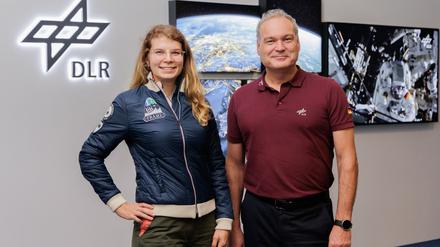 Rabea Rogge steht neben Walther Pelzer, dem Generaldirektor der Deutschen Raumfahrtagentur, im Deutschen Zentrum für Luft- und Raumfahrt.
