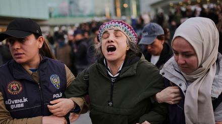 Menschenrechtsorganisationen fordern die türkische Regierung auf, die Angriffe auf friedliche Demonstranten sofort zu stoppen. 