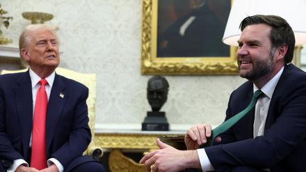 US-Vizepräsident J.D. Vance hält seine Krawatte, während er mit US-Präsident Donald Trump im Oval Office sitzt (Symbolbild).