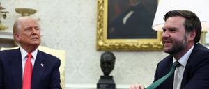 US-Vizepräsident J.D. Vance hält seine Krawatte, während er mit US-Präsident Donald Trump im Oval Office sitzt (Symbolbild).