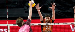 Ob es den Netzhoppers gelingt, am Block der BR Volleys vorbeizukommen?