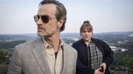 ARD/WDR TATORT: ABSTELLGLEIS, Regie: Torsten C. Fischer, Buch: Jürgen Werner, am Sonntag (30.03.25) um 20:15 Uhr im ERSTEN. Ausnahmezustand für Kommissar Peter Faber (Jörg Hartmann). Er ist untergetaucht. Kann er sich auf seine Kollegin Rosa Herzog (Stefanie Reinsperger) verlassen? © WDR/Thomas Kost, honorarfrei - Verwendung gemäß der AGB im engen inhaltlichen, redaktionellen Zusammenhang mit genannter WDR-Sendung bei Nennung "Bild: WDR/Thomas Kost" (S2+). WDR Kommunikation/Redaktion Bild, Köln, Tel: 0221/220 -7132 oder -7133, Fax: -777132, bildkommunikation@wdr.de