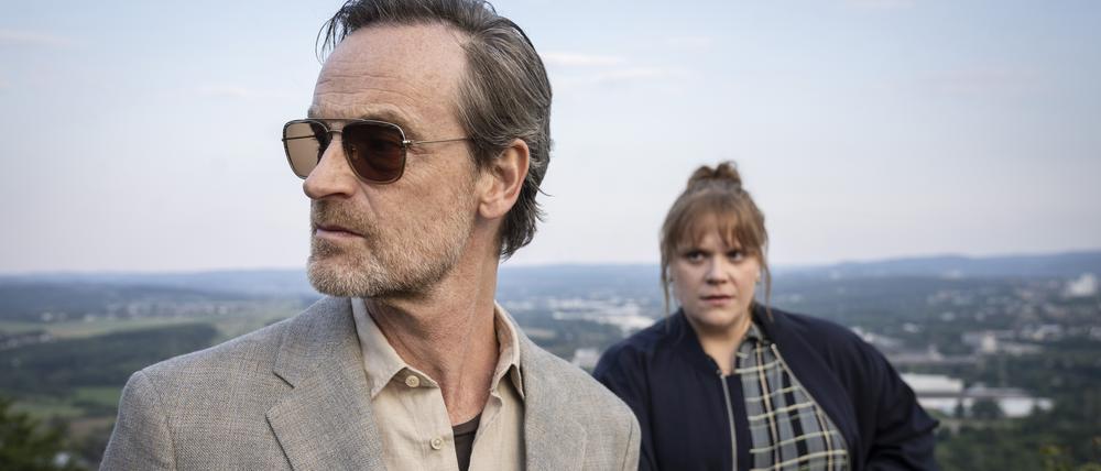 ARD/WDR TATORT: ABSTELLGLEIS, Regie: Torsten C. Fischer, Buch: Jürgen Werner, am Sonntag (30.03.25) um 20:15 Uhr im ERSTEN. Ausnahmezustand für Kommissar Peter Faber (Jörg Hartmann). Er ist untergetaucht. Kann er sich auf seine Kollegin Rosa Herzog (Stefanie Reinsperger) verlassen? © WDR/Thomas Kost, honorarfrei - Verwendung gemäß der AGB im engen inhaltlichen, redaktionellen Zusammenhang mit genannter WDR-Sendung bei Nennung "Bild: WDR/Thomas Kost" (S2+). WDR Kommunikation/Redaktion Bild, Köln, Tel: 0221/220 -7132 oder -7133, Fax: -777132, bildkommunikation@wdr.de