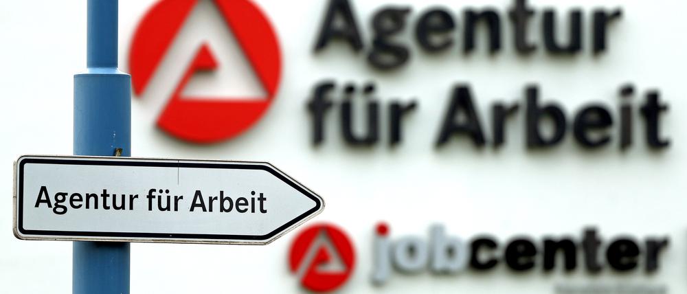 Ein Schild weist den Weg zur Agentur für Arbeit.