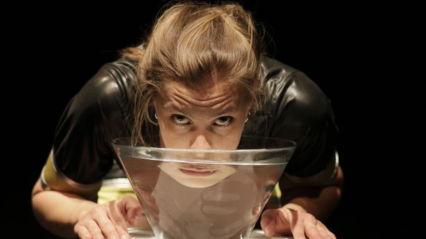 -God-Homeland-Kitchen-im-HAU-Die-harte-K-r-der-gottgewollten-Hausfrau