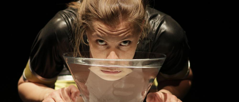 Die ungarische Performerin Mikolt Tózsa in „God, Homeland, Kitchen Or an Attempt for a U-Turn in the Middle of the Highway“ im HAU