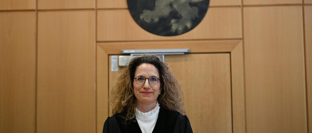 Die Vorsitzende Richterin Eva-Marie Distler eröffnet im Gerichtssaal des Landgerichts die Verhandlung im Verfahren um die Sommermärchen-Affäre.  