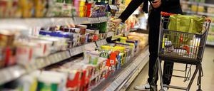 Da die deutsche Wirtschaft viele Vorprodukte und Rohstoffe aus dem Ausland bezieht, kommen höhere Einfuhrpreise verzögert auch bei der allgemeinen Inflation an. 