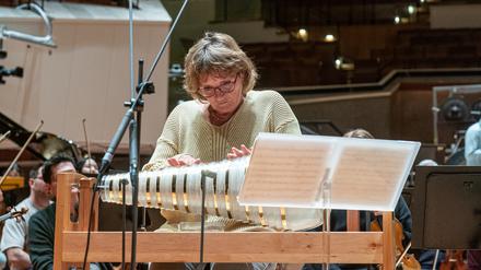 Die Glasharmonika-Virtuosin Christa Schönfeldinger bei einer Probe mit dem Rundfunk-Sinfonieorchester Berlin