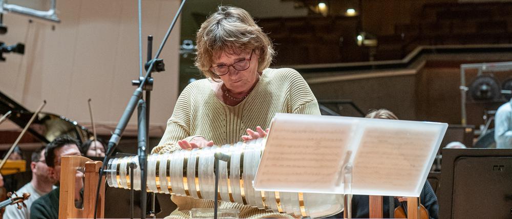 Die Glasharmonika-Virtuosin Christa Schönfeldinger bei einer Probe mit dem Rundfunk-Sinfonieorchester Berlin
