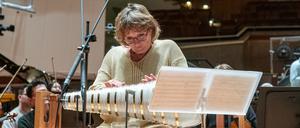 Die Glasharmonika-Virtuosin Christa Schönfeldinger bei einer Probe mit dem Rundfunk-Sinfonieorchester Berlin
