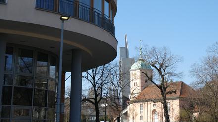 Das neue Stadtteilzentrum Schöneberg an der Hauptstraße links im Vordergrund, ganz hinten der Turm der Paul-Gerhardt-Kirche, davor die Alte Dorfkirche.