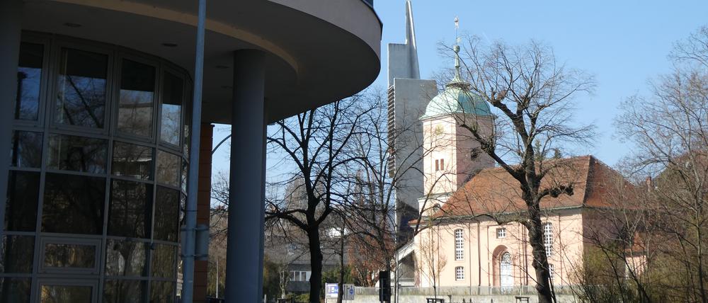 Das neue Stadtteilzentrum Schöneberg an der Hauptstraße links im Vordergrund, ganz hinten der Turm der Paul-Gerhardt-Kirche, davor die Alte Dorfkirche.