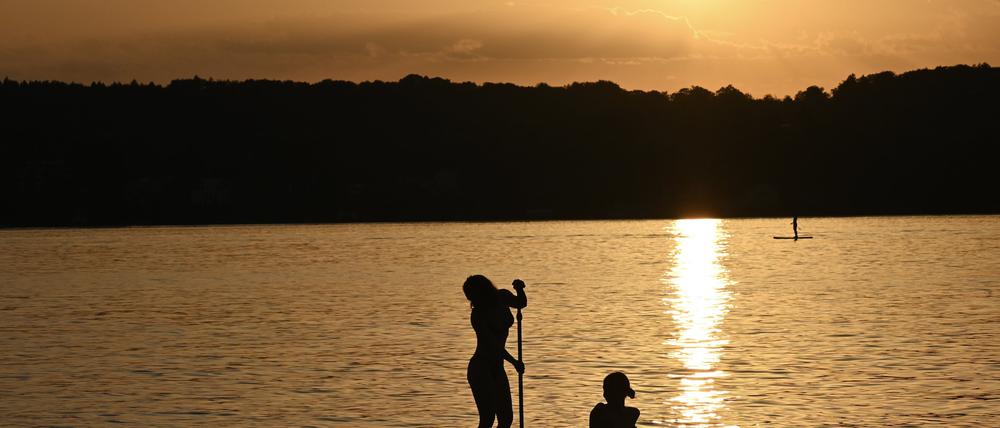 Stand-Up-Paddler genießen den Sommerabend auf dem Starnberger See.