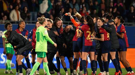 Bild mit Symbolkraft: Die Spielerinnen des FC Barcelona jubeln. Die Wolfsburgerinnen gehen geschlagen vom Platz.