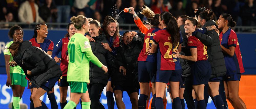 Bild mit Symbolkraft: Die Spielerinnen des FC Barcelona jubeln. Die Wolfsburgerinnen gehen geschlagen vom Platz.