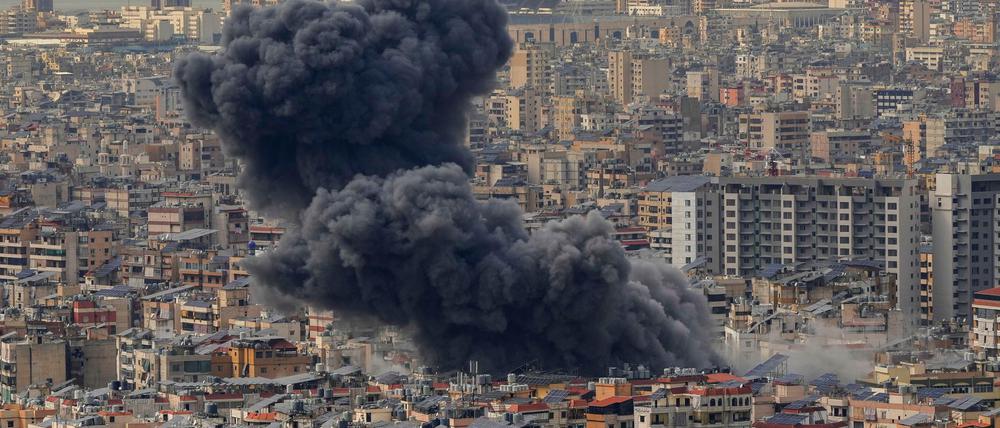 Nach Angaben der israelischen Armee soll ein Drohnenlager der Hisbollah angegriffen worden sein.