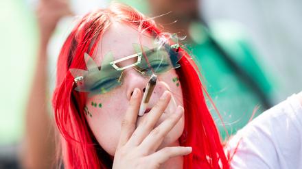 Sie kiffen. Seit dem 1. April 2024 der Anbau und der Konsum von Cannabis teilweise erlaubt.
