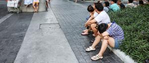 Menschen versammeln sich vor einem Gebäude in Bangkok (Symbolbild).