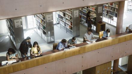 Immer weniger Abiturient:innen entscheiden sich für ein Studium der Geisteswissenschaften.