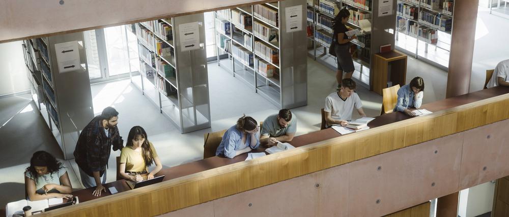 Immer weniger Abiturient:innen entscheiden sich für ein Studium der Geisteswissenschaften.