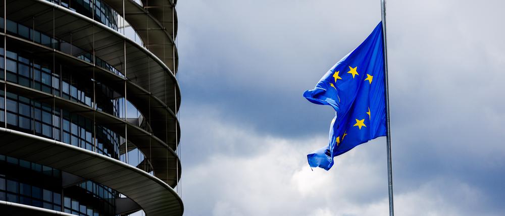 Die Flagge der Europäischen Union weht vor dem Gebäude des Europäischen Parlaments.