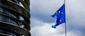 Die Flagge der Europäischen Union weht vor dem Gebäude des Europäischen Parlaments. 
