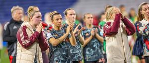 Aufmunternder Applaus. Nach dem Aus im Champions-League-Viertelfinale ist die Enttäuschung bei den Spielerinnen des FC Bayern groß.