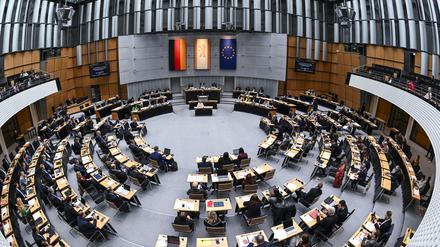 Die Abgeordneten sitzen in der Plenarsitzung im Berliner Abgeordnetenhaus. 