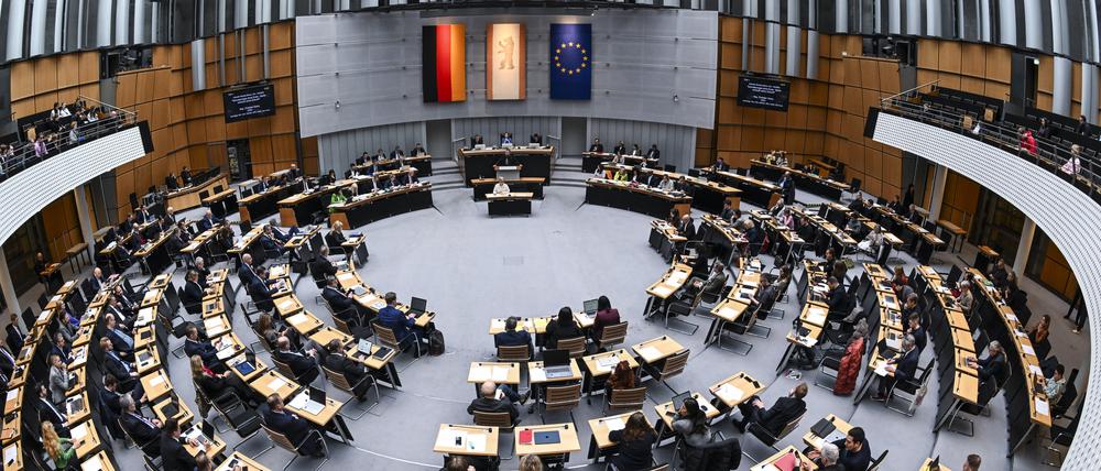 Die Abgeordneten sitzen in der Plenarsitzung im Berliner Abgeordnetenhaus. 