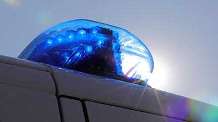 Ein Blaulicht auf einem Polizeifahrzeug.