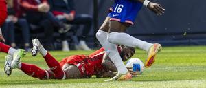 Große Schmerzen. Alphonso Davies fehlt dem FC Bayern München verletzungsbedingt noch lange.