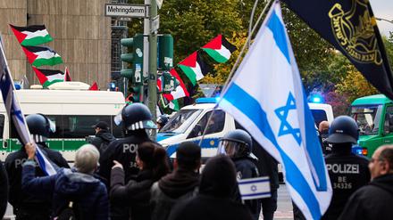 Israel-Fahnen werden bei einer Demonstration in Berlin gezeigt. (Archivbild)