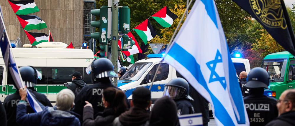Israel-Fahnen werden bei einer Demonstration in Berlin gezeigt. (Archivbild)