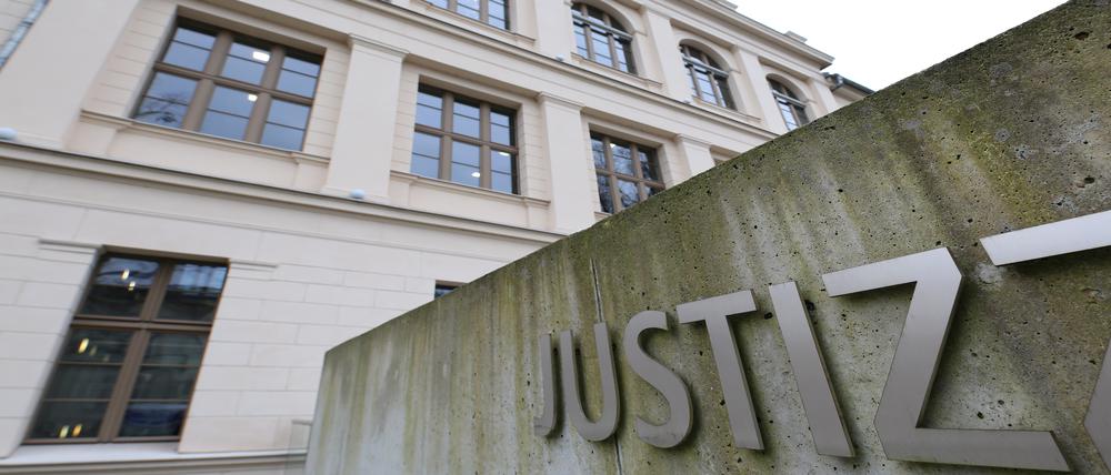 Am Landgericht Potsdam müssen sich zwei Männer für einen Raub, Diebstahl und Einbrüche in Michendorf und Potsdam verantworten.