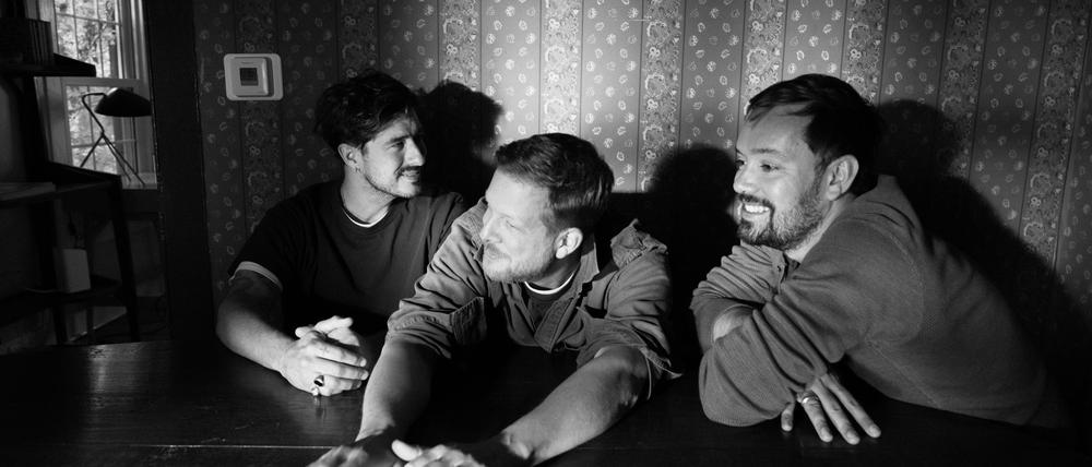 Mumford & Sons besinnen sich mit „Rushmere“ auf ihre Anfänge.