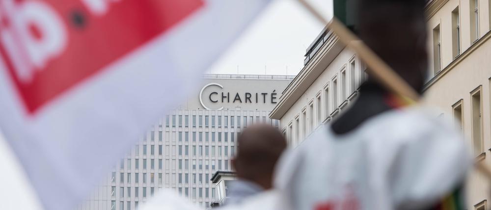 Fahnen von Verdi wehen vor der Charité.