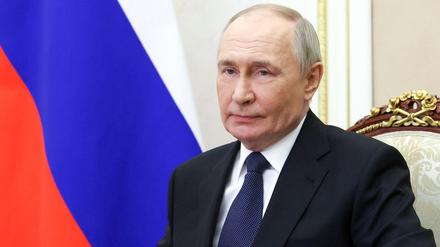 Auf diesem von der russischen staatlichen Agentur Sputnik verbreiteten Pool-Foto leitet der russische Präsident Wladimir Putin eine Sitzung des Sicherheitsrates per Videokonferenz im Kreml in Moskau am 28. März 2025.