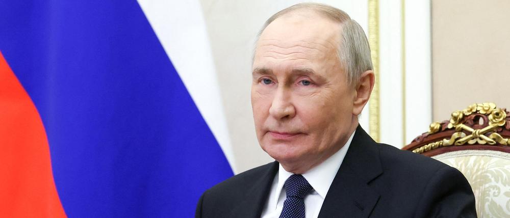 Auf diesem von der russischen staatlichen Agentur Sputnik verbreiteten Pool-Foto leitet der russische Präsident Wladimir Putin eine Sitzung des Sicherheitsrates per Videokonferenz im Kreml in Moskau am 28. März 2025.