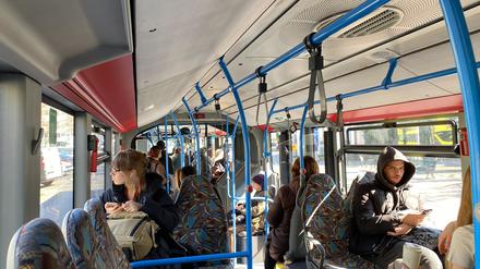 Langer Weg nach Westend: der Ersatzbus ab Halensee steht im Berufsverkehr im Stau.