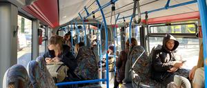 Langer Weg nach Westend: der Ersatzbus ab Halensee steht im Berufsverkehr im Stau.