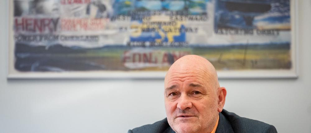 Brandenburgs Finanzminister Robert Crumbach (BSW) bereitet die Bürgerinnen und Bürger auf einen Haushalt unter schwierigen Rahmenbedingungen vor (Archivbild).