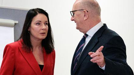Gesundheitsministerin Britta Müller (parteilos) und Ministerpräsident Dietmar Woidke (SPD) wollen auf eine Einigung zwischen Landkreisen und Kassen einwirken.