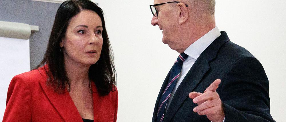Gesundheitsministerin Britta Müller (parteilos) und Ministerpräsident Dietmar Woidke (SPD) wollen auf eine Einigung zwischen Landkreisen und Kassen einwirken.
