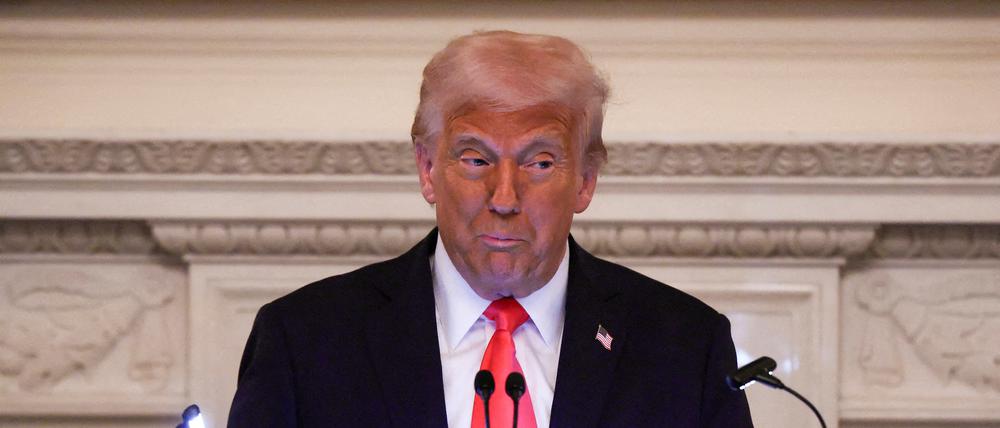 US-Präsident Donald Trump spricht während seiner Teilnahme am Iftar-Dinner im Weißen Haus im State Dining Room des Weißen Hauses in Washington, D.C., USA, 27. März 2025.